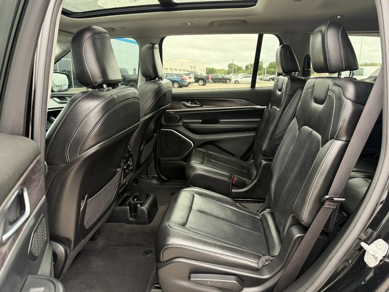 Jeep Grand Cherokee L Vehicle Full-screen Gallery Image 10