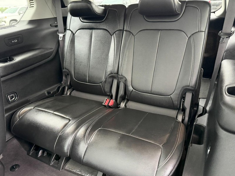 Jeep Grand Cherokee L Vehicle Full-screen Gallery Image 11
