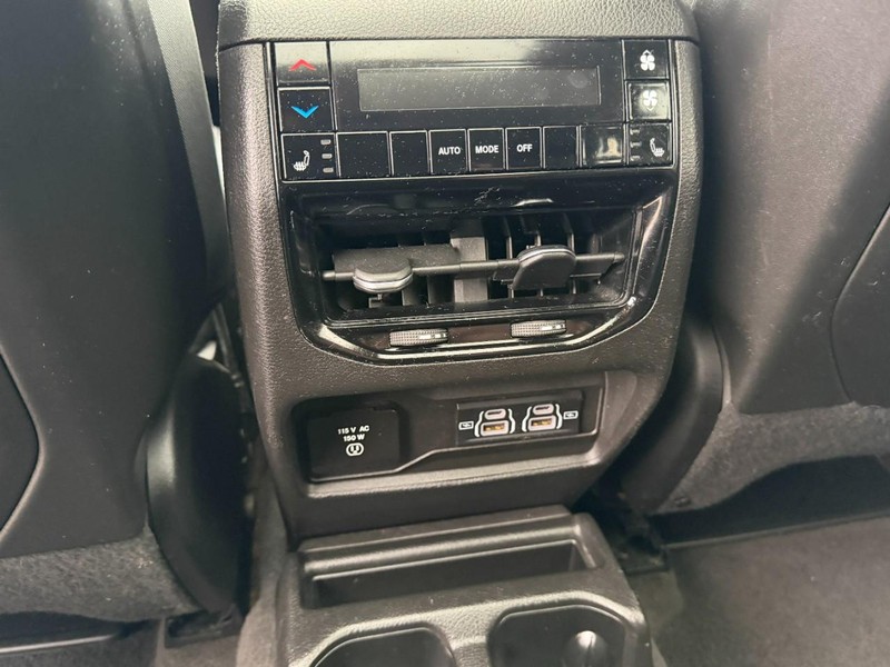 Jeep Grand Cherokee L Vehicle Full-screen Gallery Image 12