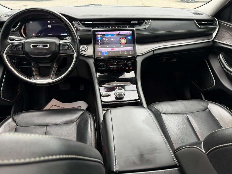 Jeep Grand Cherokee L Vehicle Full-screen Gallery Image 14