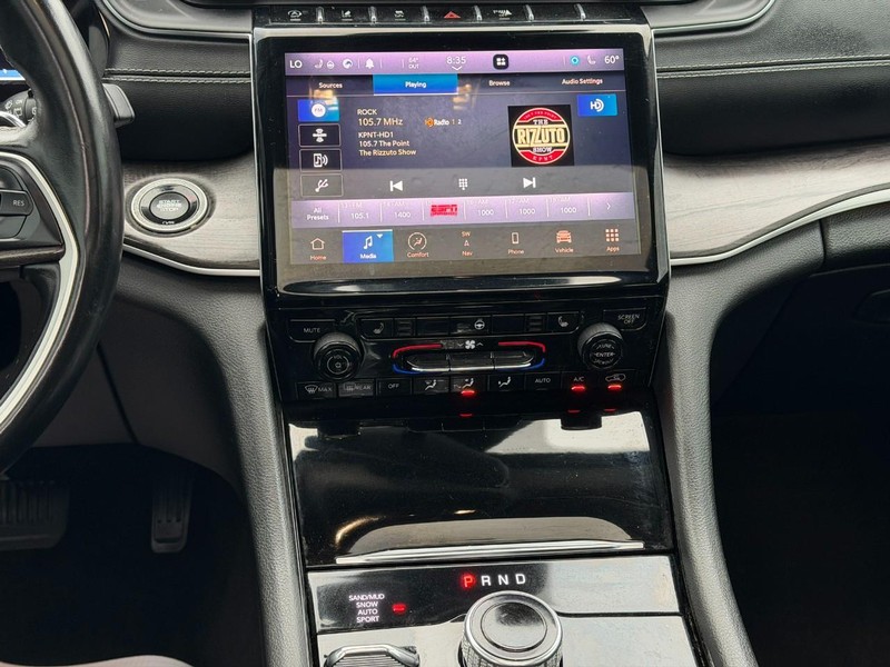 Jeep Grand Cherokee L Vehicle Full-screen Gallery Image 16