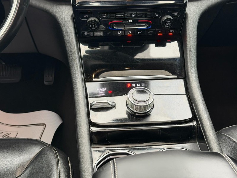 Jeep Grand Cherokee L Vehicle Full-screen Gallery Image 17