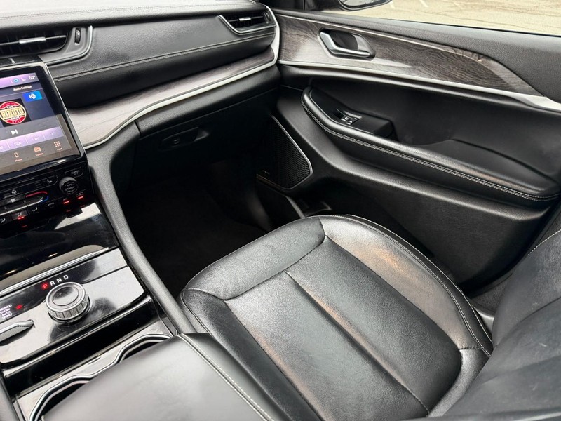Jeep Grand Cherokee L Vehicle Full-screen Gallery Image 18