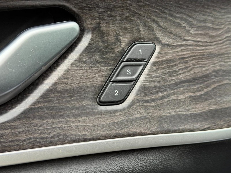 Jeep Grand Cherokee L Vehicle Full-screen Gallery Image 20