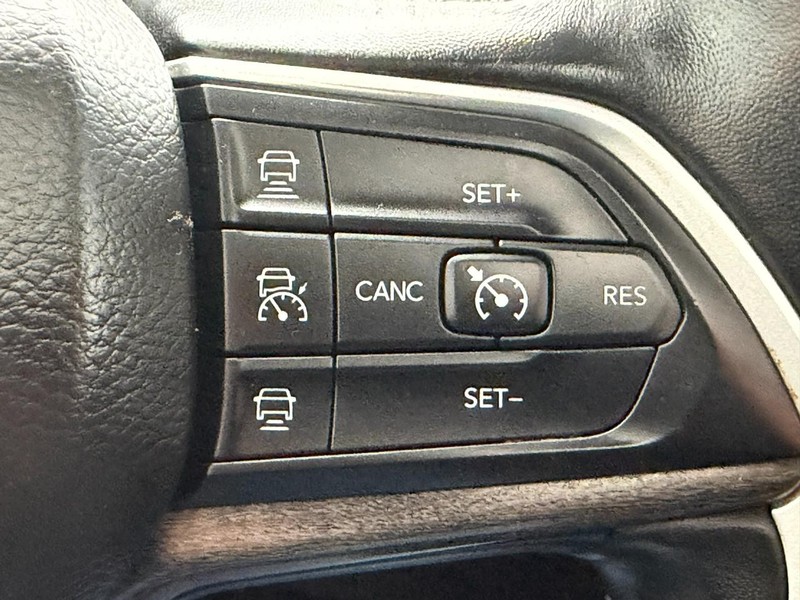Jeep Grand Cherokee L Vehicle Full-screen Gallery Image 23
