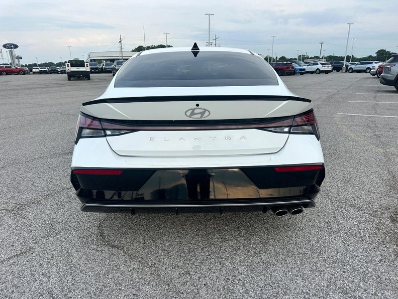 Hyundai Elantra Vehicle Full-screen Gallery Image 4