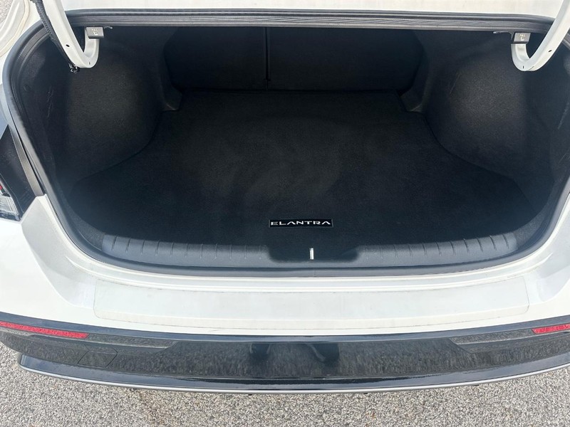 Hyundai Elantra Vehicle Full-screen Gallery Image 5