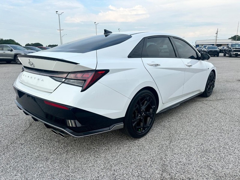 Hyundai Elantra Vehicle Full-screen Gallery Image 6