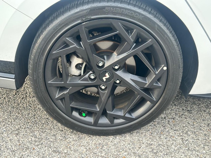Hyundai Elantra Vehicle Full-screen Gallery Image 7