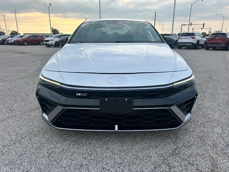 Hyundai Elantra Vehicle Full-screen Gallery Image 9
