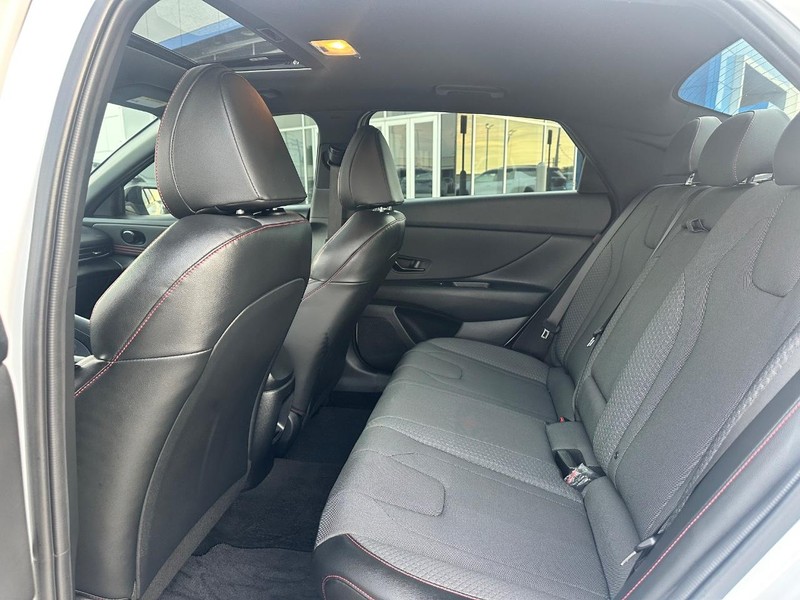 Hyundai Elantra Vehicle Full-screen Gallery Image 10