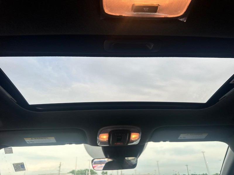 Hyundai Elantra Vehicle Full-screen Gallery Image 11