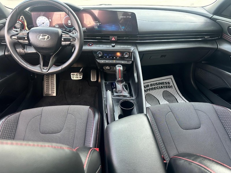 Hyundai Elantra Vehicle Full-screen Gallery Image 12