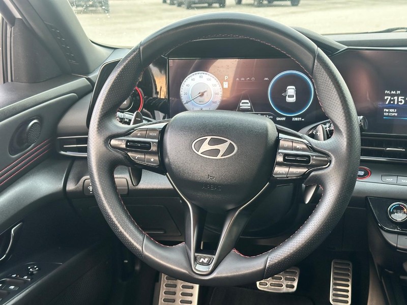 Hyundai Elantra Vehicle Full-screen Gallery Image 13