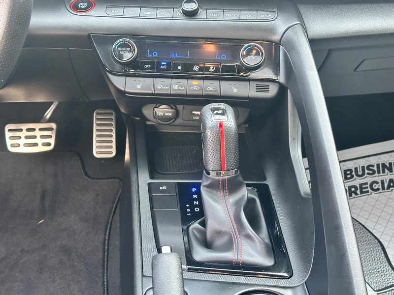 Hyundai Elantra Vehicle Full-screen Gallery Image 15