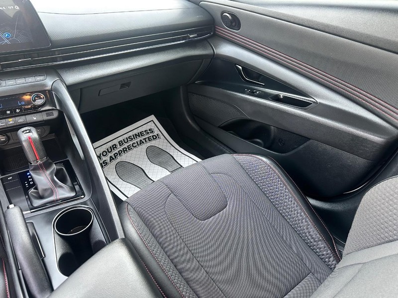 Hyundai Elantra Vehicle Full-screen Gallery Image 16
