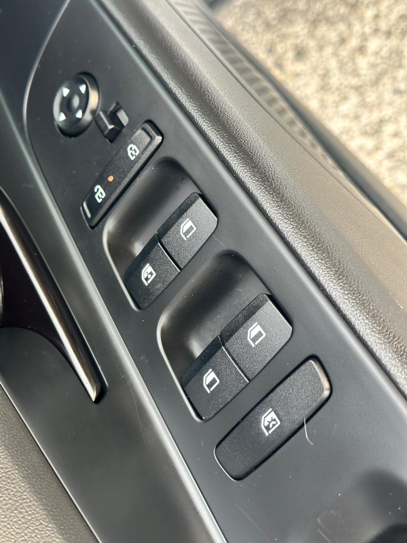 Hyundai Elantra Vehicle Full-screen Gallery Image 17