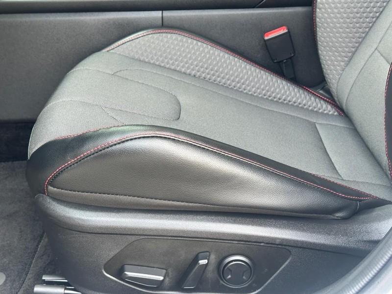Hyundai Elantra Vehicle Full-screen Gallery Image 18