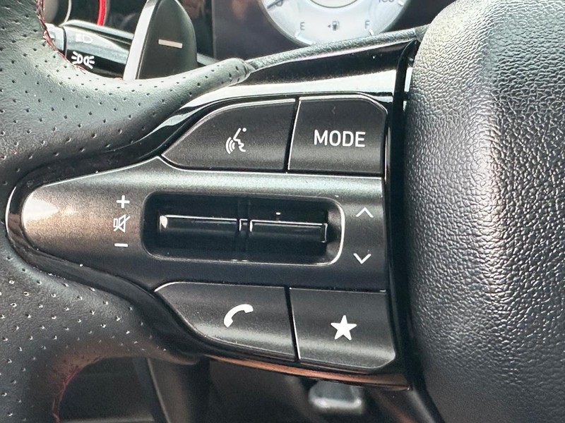 Hyundai Elantra Vehicle Full-screen Gallery Image 19