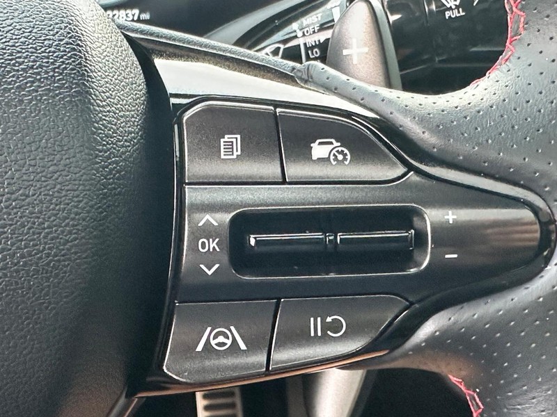 Hyundai Elantra Vehicle Full-screen Gallery Image 20