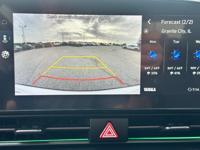 Hyundai Elantra Vehicle Full-screen Gallery Image 24