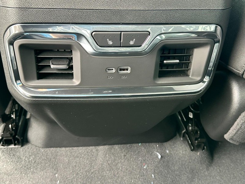 Chevrolet Silverado 2500HD Vehicle Full-screen Gallery Image 5