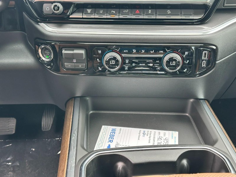 Chevrolet Silverado 2500HD Vehicle Full-screen Gallery Image 10