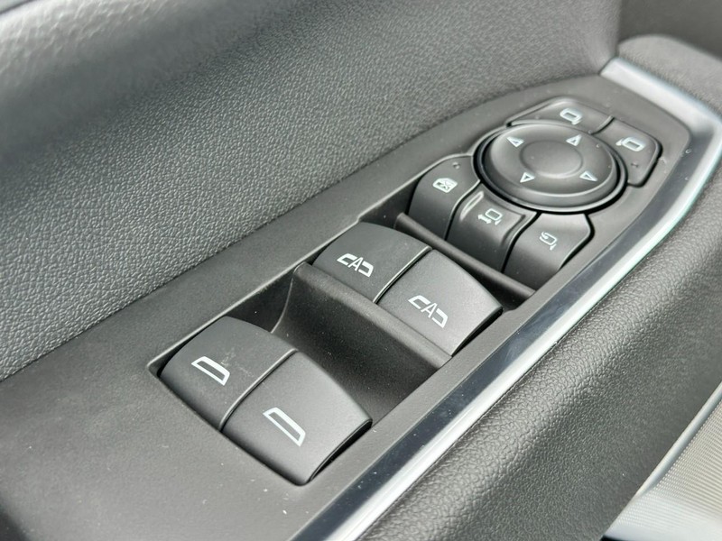 Chevrolet Silverado 2500HD Vehicle Full-screen Gallery Image 11