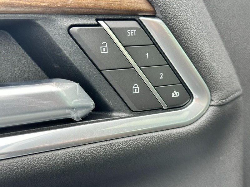 Chevrolet Silverado 2500HD Vehicle Full-screen Gallery Image 12