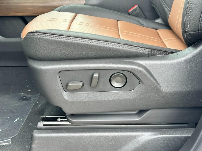 Chevrolet Silverado 2500HD Vehicle Full-screen Gallery Image 13