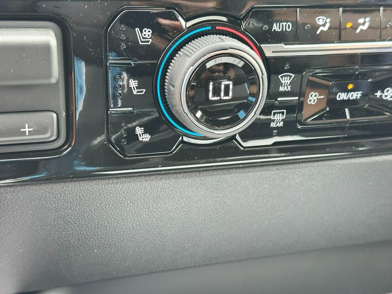 Chevrolet Silverado 2500HD Vehicle Full-screen Gallery Image 16