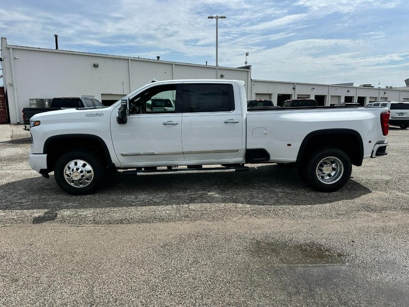 Chevrolet Silverado 3500HD Vehicle Full-screen Gallery Image 2