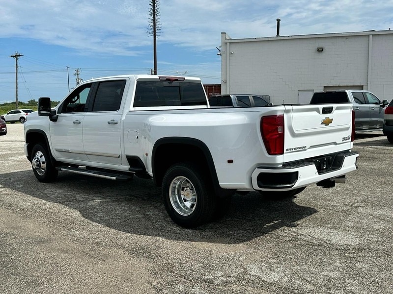 Chevrolet Silverado 3500HD Vehicle Full-screen Gallery Image 3