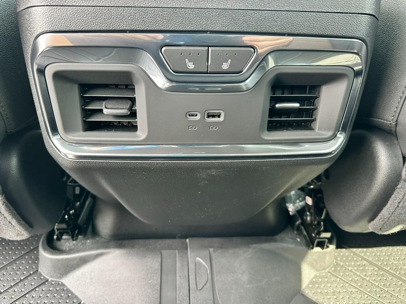 Chevrolet Silverado 3500HD Vehicle Full-screen Gallery Image 5