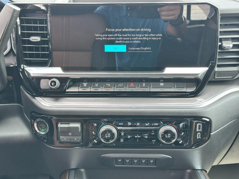 Chevrolet Silverado 3500HD Vehicle Full-screen Gallery Image 9