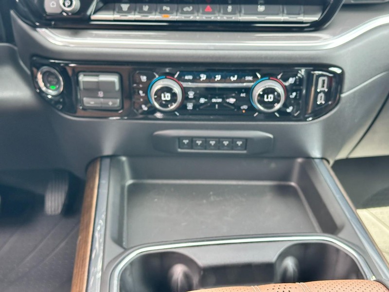 Chevrolet Silverado 3500HD Vehicle Full-screen Gallery Image 10