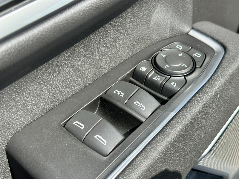 Chevrolet Silverado 3500HD Vehicle Full-screen Gallery Image 11