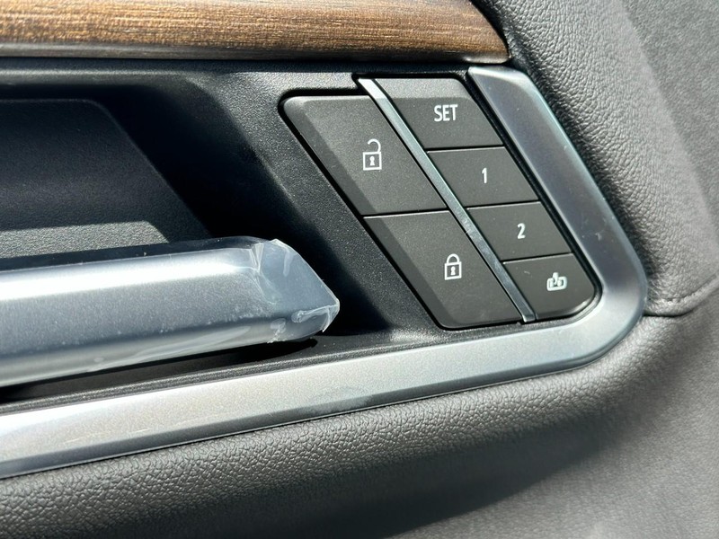 Chevrolet Silverado 3500HD Vehicle Full-screen Gallery Image 12