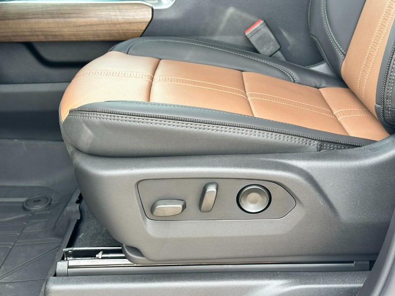 Chevrolet Silverado 3500HD Vehicle Full-screen Gallery Image 13