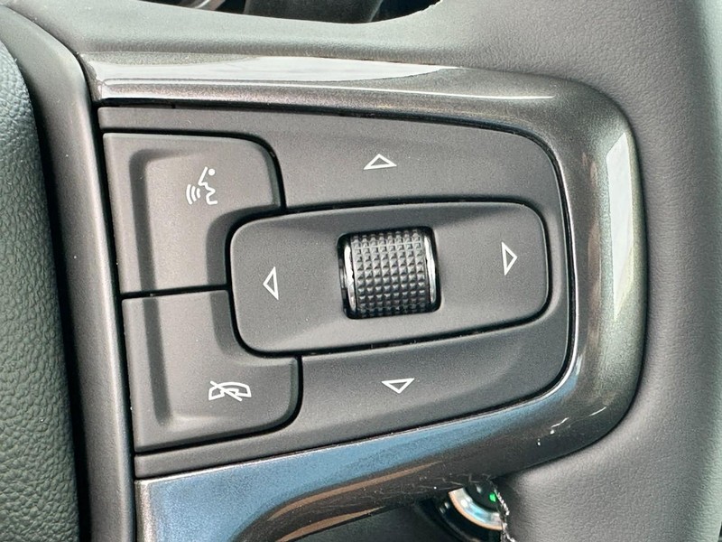 Chevrolet Silverado 3500HD Vehicle Full-screen Gallery Image 15