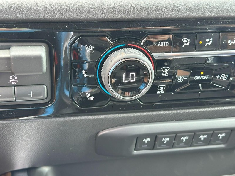 Chevrolet Silverado 3500HD Vehicle Full-screen Gallery Image 17