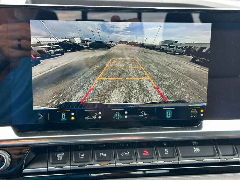 Chevrolet Silverado 3500HD Vehicle Full-screen Gallery Image 18