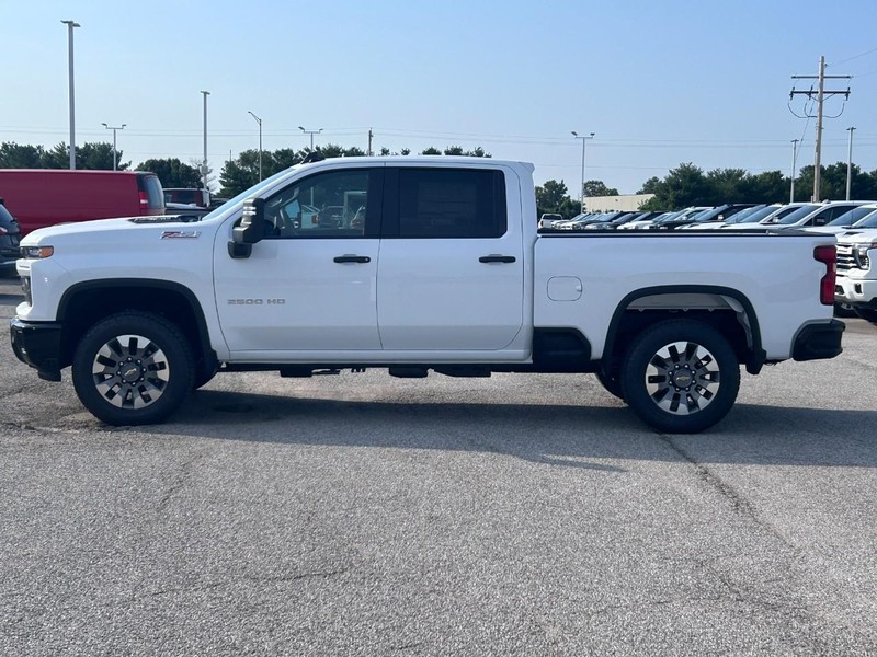 Chevrolet Silverado 2500HD Vehicle Full-screen Gallery Image 2