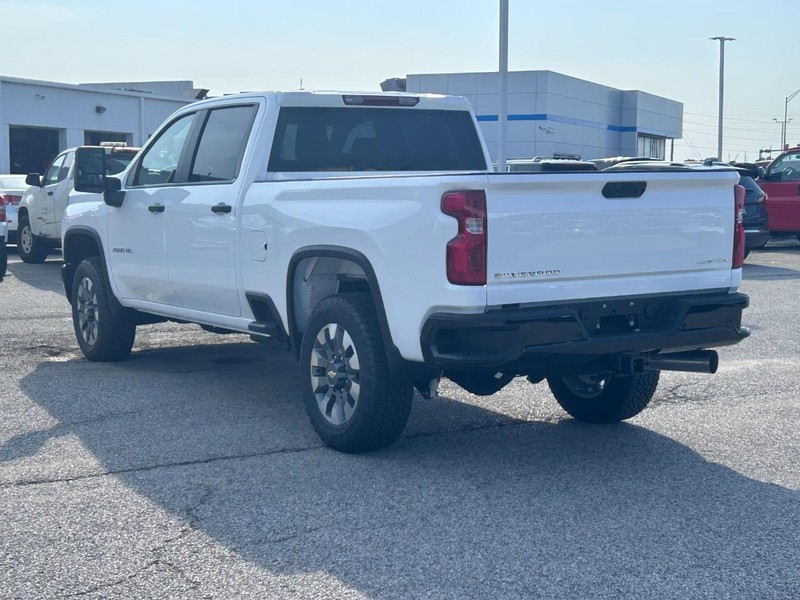 Chevrolet Silverado 2500HD Vehicle Full-screen Gallery Image 3