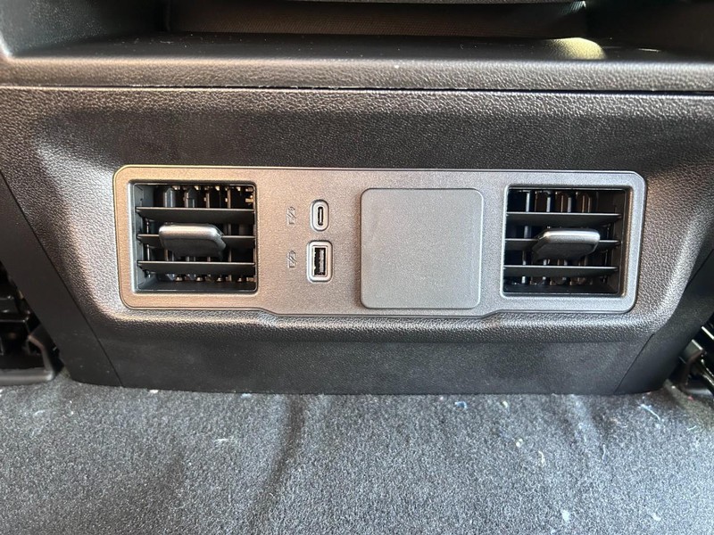 Chevrolet Silverado 2500HD Vehicle Full-screen Gallery Image 10