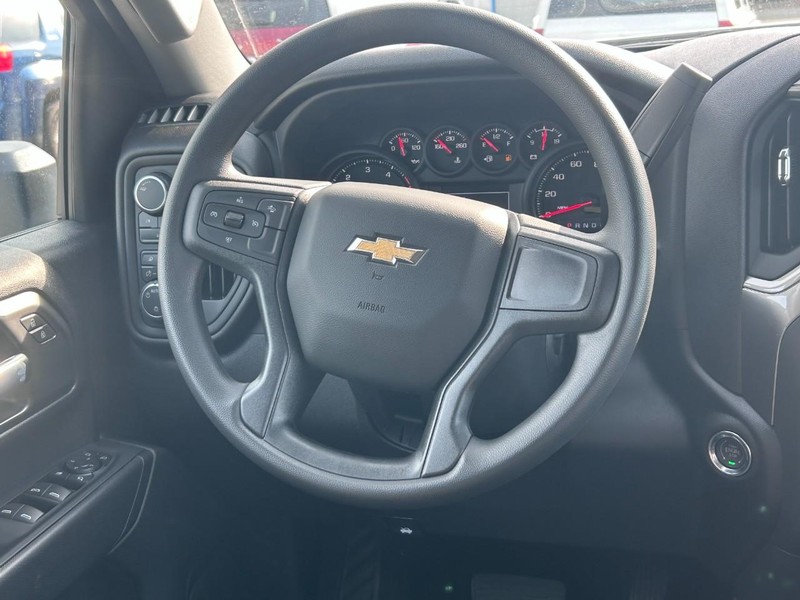 Chevrolet Silverado 2500HD Vehicle Full-screen Gallery Image 12