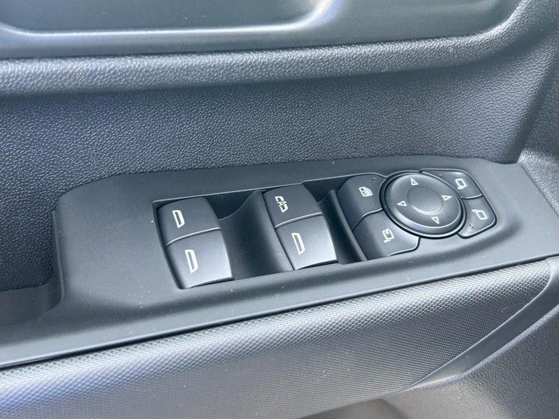 Chevrolet Silverado 2500HD Vehicle Full-screen Gallery Image 14