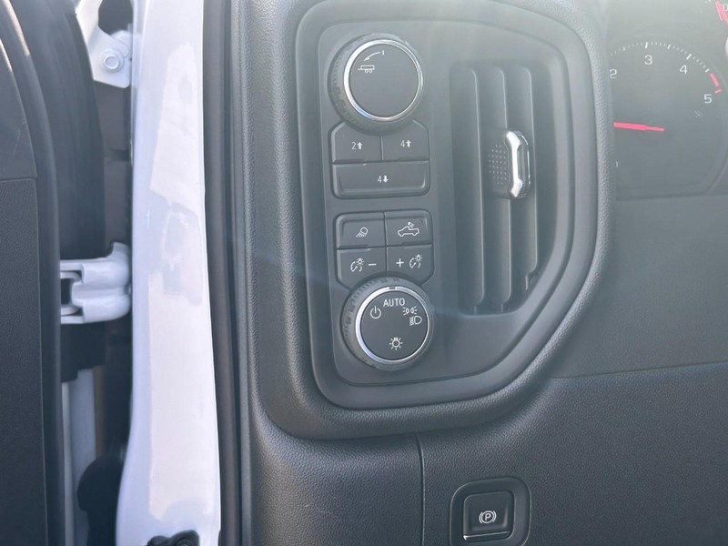 Chevrolet Silverado 2500HD Vehicle Full-screen Gallery Image 15