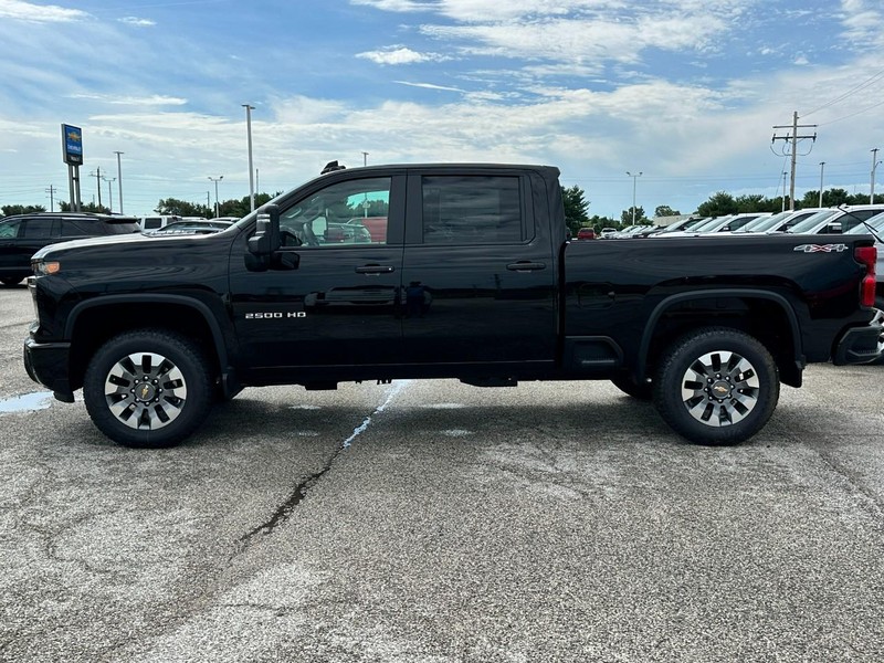 Chevrolet Silverado 2500HD Vehicle Full-screen Gallery Image 2