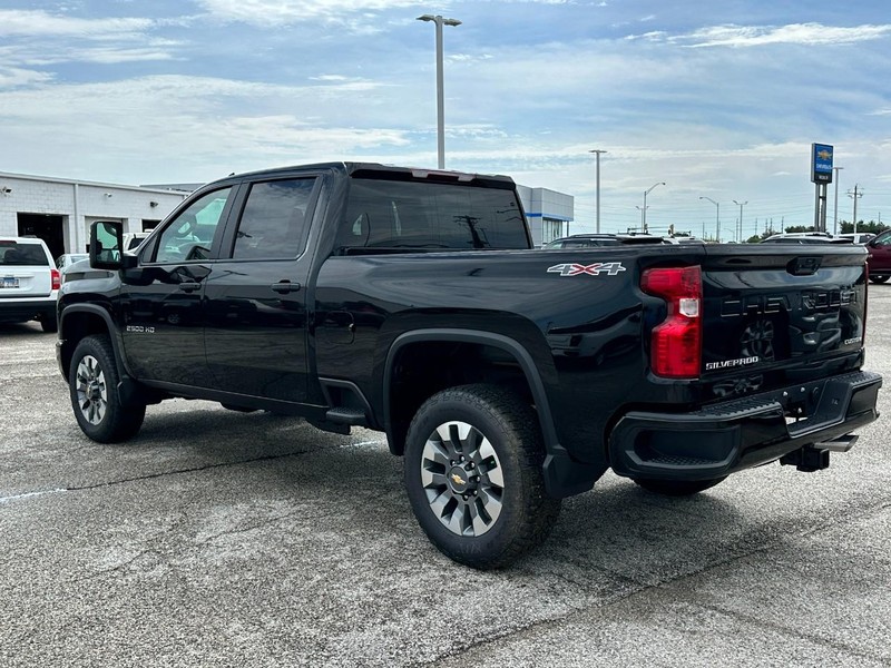 Chevrolet Silverado 2500HD Vehicle Full-screen Gallery Image 3